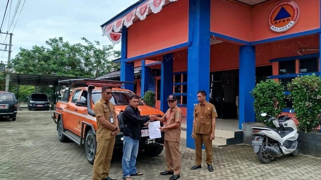 Kalak BPBD Balangan, Rahmi, saat serah terima mobil rescue baru BPBD Balangan dari pihak penyedia. Foto: Windi/lenterakalimantan.com