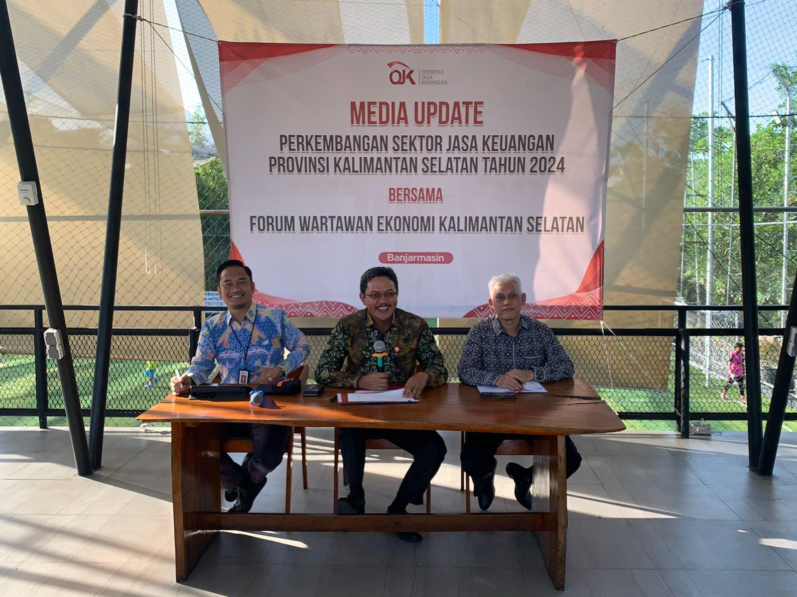 Kepala OJK Kalsel, Agus Maiyo (tengah) saat melakukan media update perkembangan sektor jasa keuangan Provinsi Kalsel. Foto: Ikhsan/lenterakalimantan.com
