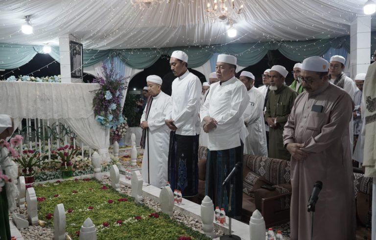Ribuan jemaah dari berbagai penjuru menghadiri peringatan Haul Ke-18 KH Abdussyukur bin Badrun, di kubah almarhum di Kampung Melayu, Kecamatan Martapura Timur, Kabupaten Banjar, Senin (9/9/2024) malam. Foto: Pemkab Banjar