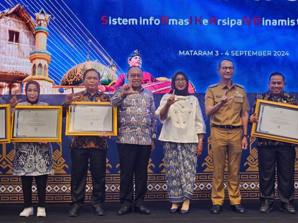 Gubernur Kalimantan Selatan (Kalsel) H Sahbirin Noor atau Paman Birin mendapatkan penghargaan Penerapan Aplikasi Sistem Informasi Kearsipan Dinamis Terintegrasi (SRIKANDI) dari Arsip Nasional Republik Indonesia (ANRI). Foto: Adpim Kalsel