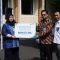 Bupati HST, H. Aulia Oktafiandi serahkan bantuan program jaminan sosial. Foto: Prokom Pemkab HST