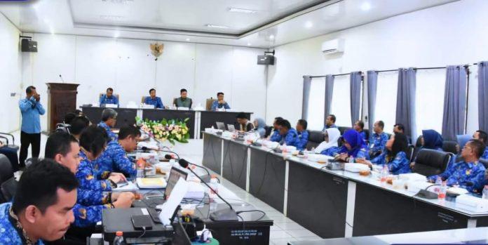 Pemkab Barito Utara (Barut) Komisi Pemberantasan Korupsi (KPK) RI menggelar Rapat Koordinasi (Rakoor) Pemberantasan Korupsi Terintegrasi bersama, di Aula Rapat Setda Muara Teweh Selasa (17/9/2024). Foto: Diskominfosandi Barut