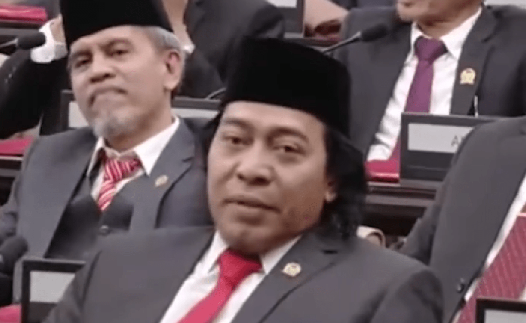 Tangkapan Layar - Alfiansyah alias Komeng ikuti pelantikan anggota Dewan, Selasa (1/10). Foto: Istimewa