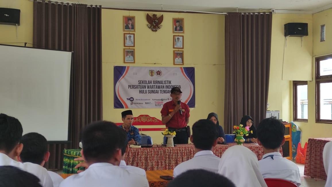PWI HST saat menggelar pembukaan program Sekolah Jurnalistik di SMAN 1 Barabai. Foto: PWI HST