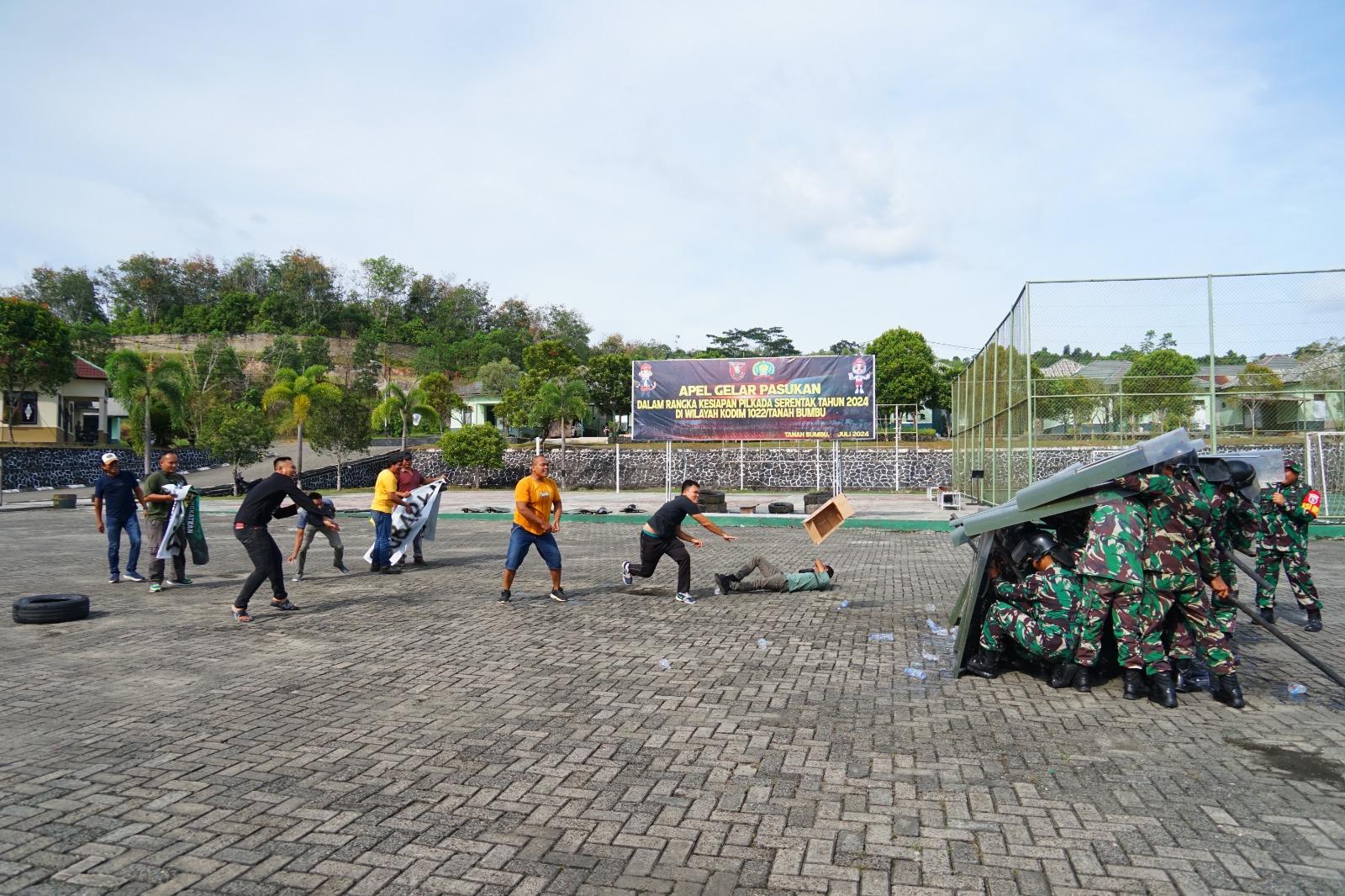 Kodim 1022/TNB gelar simulasi pengamanan menjelang Pemilihan Kepala Daerah (Pilkada) 2024 yang berlangsung di apangan Makodim, Selasa (1/10/2024). Foto: Pendim