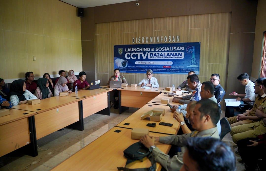 Diskominfosan Balangan bersama pihak terkait, saat meluncurkan inovasi yang bernama "Bajalanan" di Kantor Diskominfosan Paringin. Foto: MC Balangan