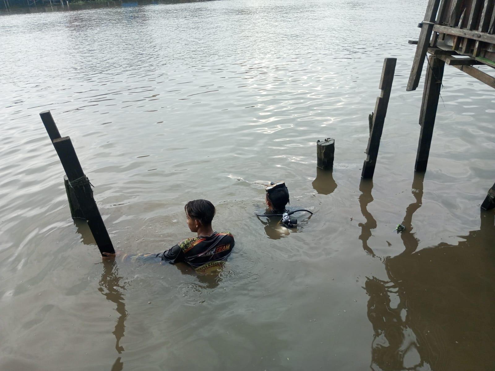 Personel BPBD Kota Banjarmasin dan relawan emergensi sedang melakukan pencarian korban, Jumat (4/10). Foto: Arsyad/lenterakalimantan.com