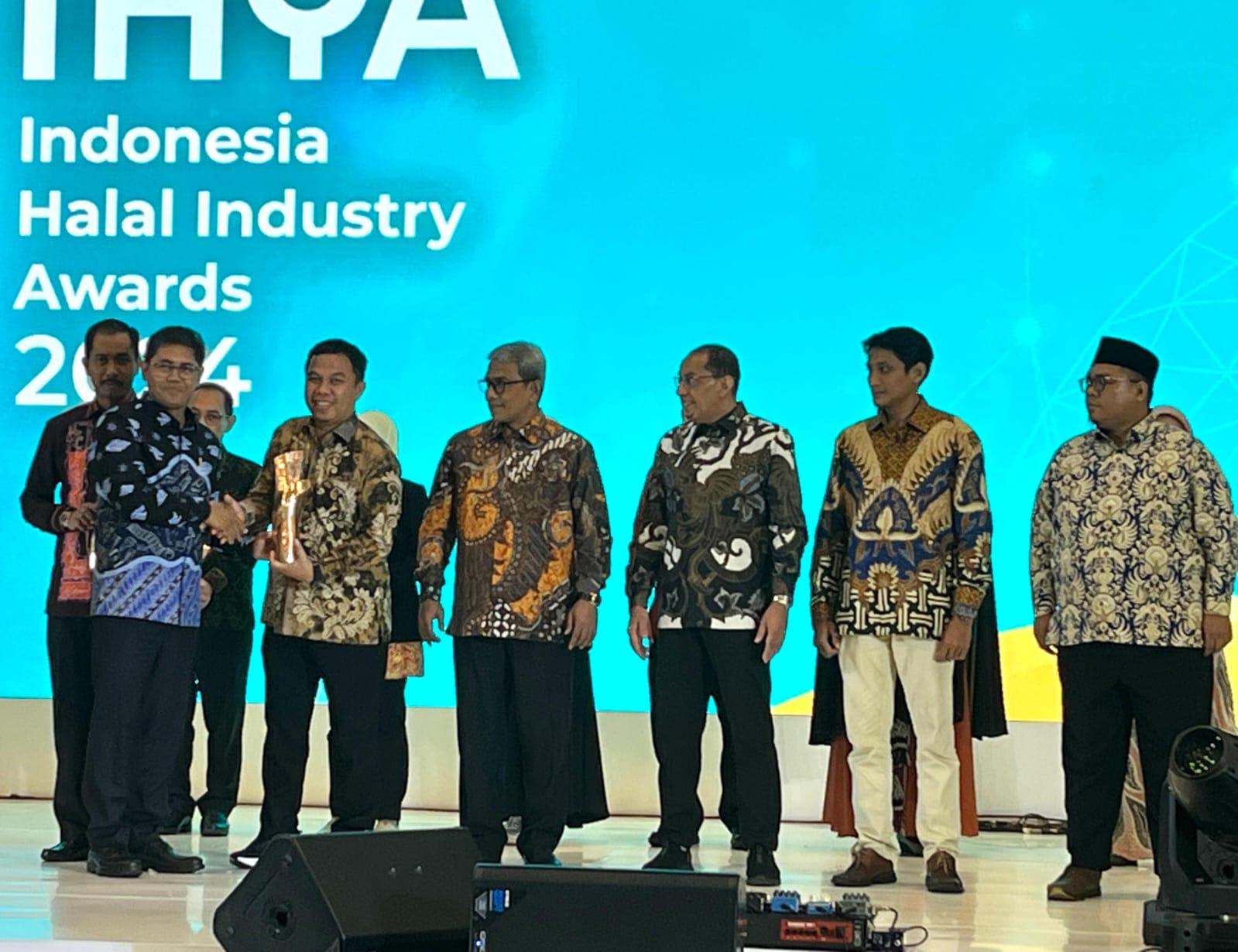 Dinilai berhasil menjalankan program halal untuk pengembangan industri di daerah, Pemerintah Kota Banjarmasin diganjar penghargaan kategori Best Halal Program Support pada Indonesia Halal Industry Awards (IHYA) 2024. Foto: Pemko Banjarmasin