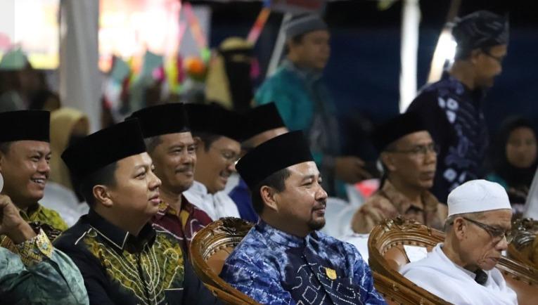 Anggota DPRD Tala Zainul Abidin yang memakai baju batik sasirangan warna biru muda. Foto: Setwan Tala