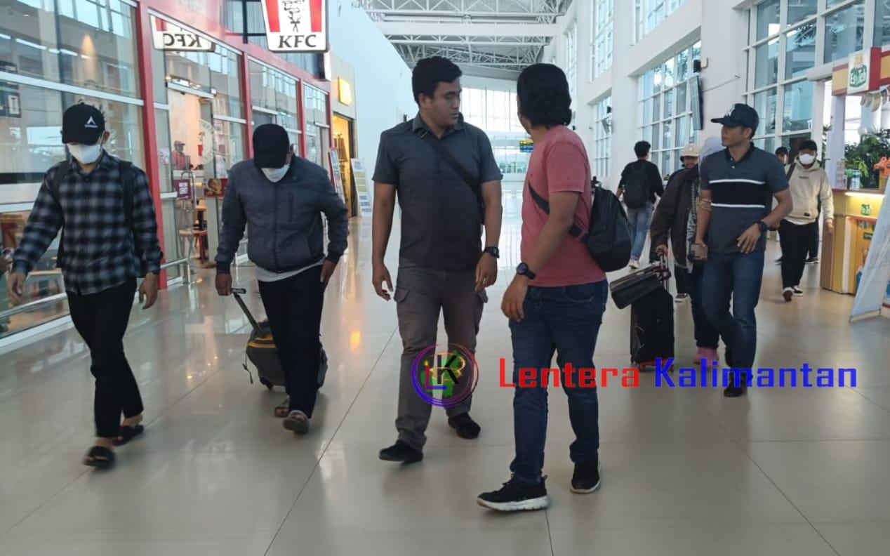 Penyidik KPK RI bersama beberapa orang yang diduga tersangka saat di Bandara Syamsudin Noor menuju Jakarta. Foto: FRA/lenterakalimantan.com
