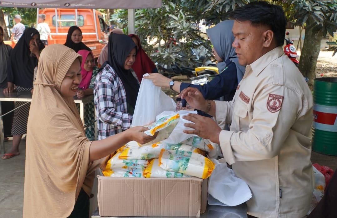 Warga setempat, Yusmiati saat berbelanja di pasar murah yang diadakan Disperindag Balangan di Desa Gunung Riut, Kecamatan Halong, Balangan. Foto: Windi/lenterakalimantan.com