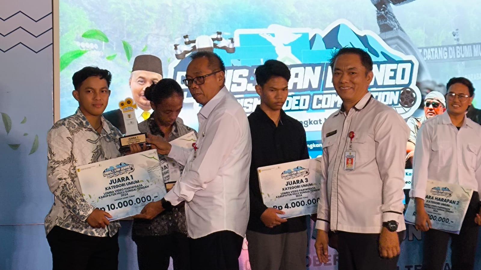 Pjs Bupati HST yang diwakili Asisten Pemerintahan dan Kesejahteraan Rakyat Zamhasari saat memberikan penghargaan kepada para pemenang. Foto Hidayat/lenterakalimantan.com