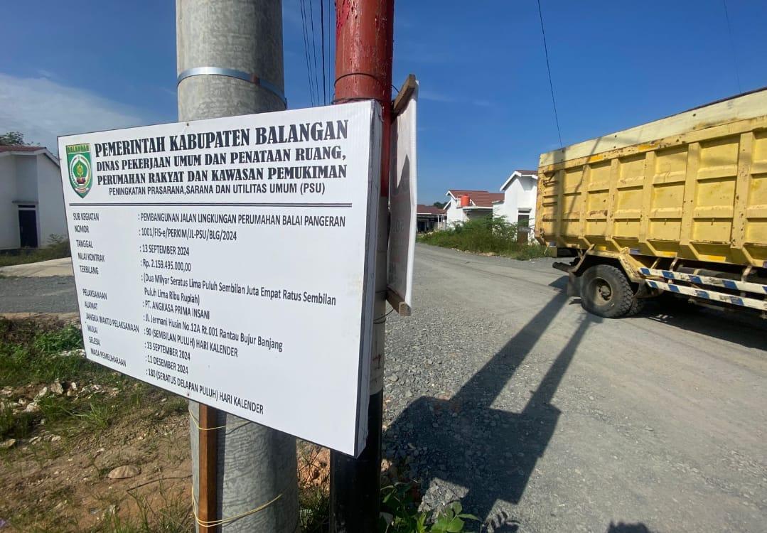 Papan nama proyek pengerjaan jalan yang terpampang di ruas jalan Komplek Balai Pangeran Residence, Paringin, Selatan, Balangan. Foto: Windi/lenterakalimantan.com