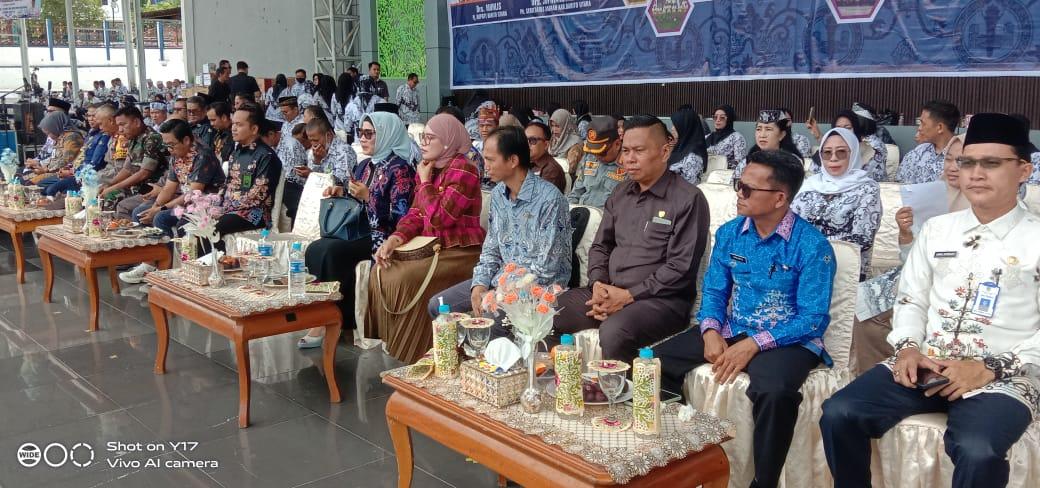 DPRD Barito Utara (Barut) diwakili oleh 5 orang anggotanya menghadiri syukuran HUT PGRI dan Hari Guru Nasional (HGN) 2024, di arena Tiara Batara Muara Teweh, Kamis (10/10/2024). DPRD Barut