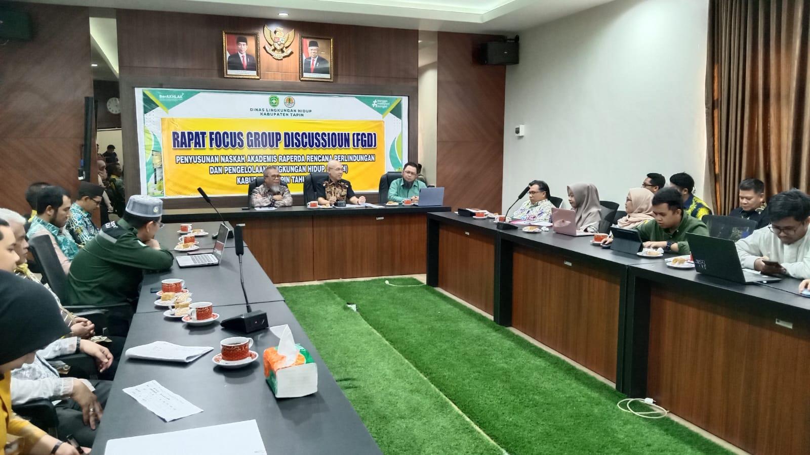 PLH PJ Bupati Tapin, Dr. H. Sufiansyah, MAP, membuka rapat Focus Group Discussion (FGD) terkait penyusunan naskah akademis Rancangan Peraturan Daerah (Raperda) tentang Rencana Perlindungan dan Pengelolaan Lingkungan Hidup (RPPLH).