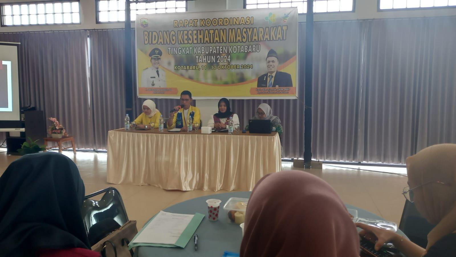 Sekretaris Dinas Kesehatan Kotabaru membuka rakoor bidang kesehatan masyarakat di salah satu hotel setempat. Foto: Putri Tertukar/lenterakalimantan.com