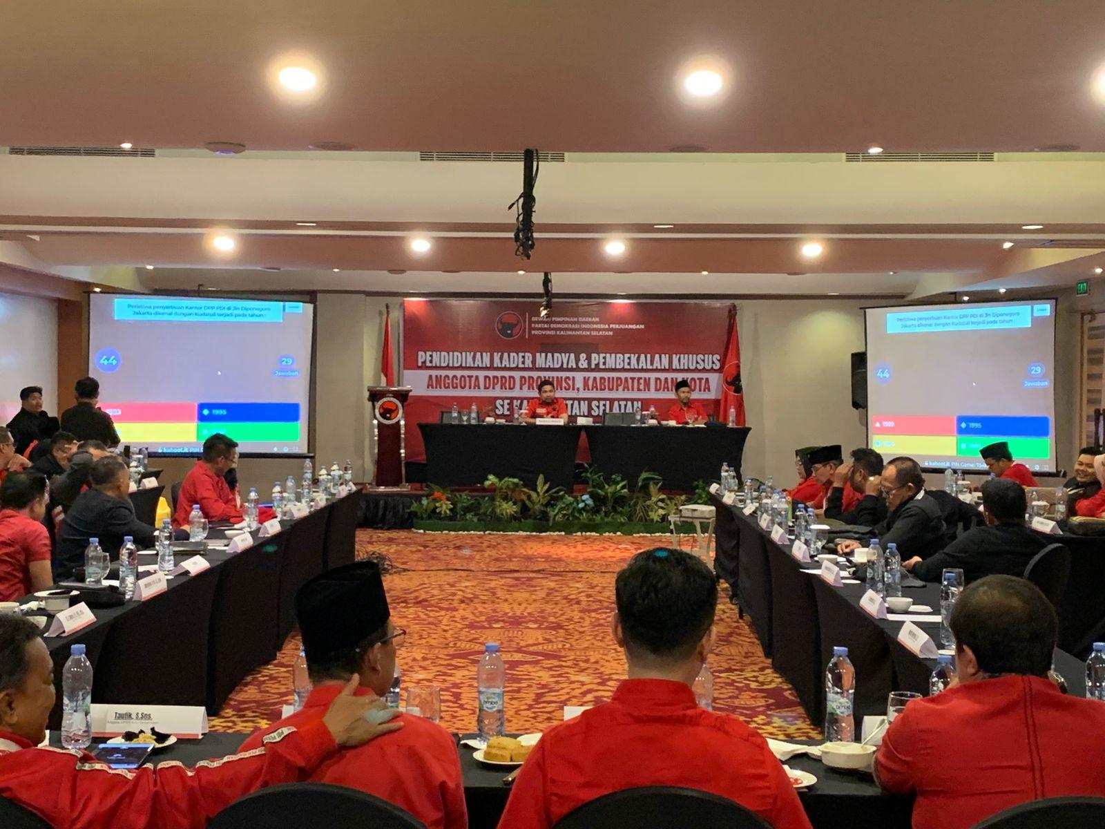 Kader dan fraksi Partai Demokrasi Indonesia (PDI) Perjuangan diminta turun ke bawah atau lapangan untuk menyapa masyarakat. Foto: Ikhsan/lenterakalimantan.com