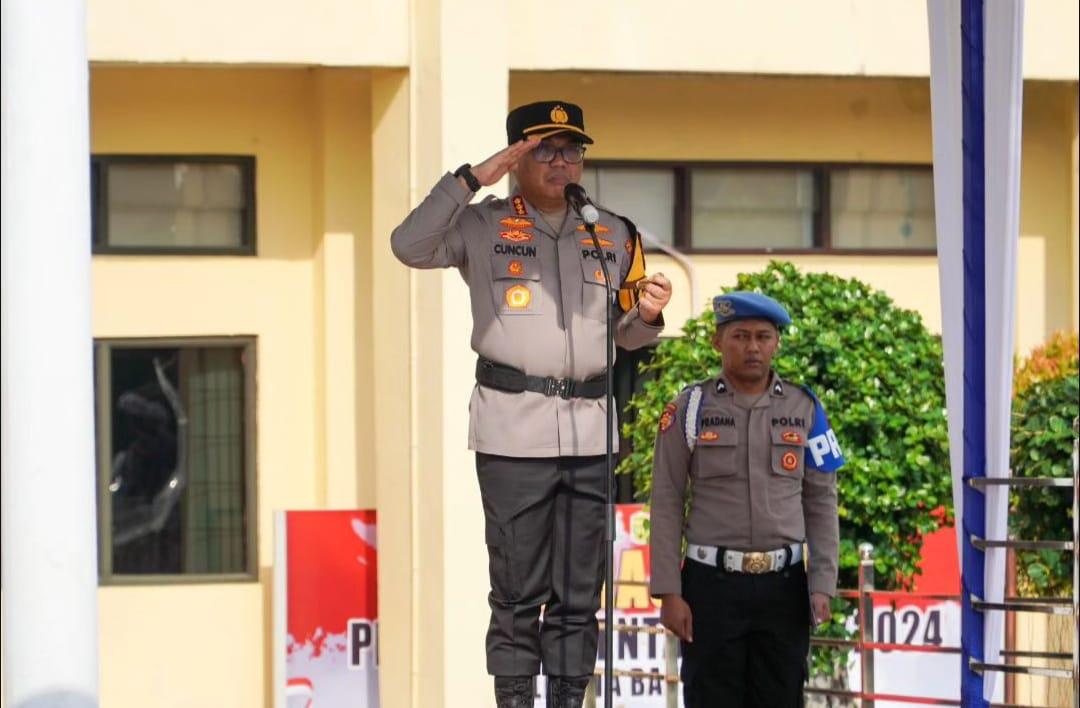 Kapolresta Banjarmasin saat memimpin upacara Operasi Zebra Intan 2024. Foto: Humas Polresta Banjarmasin