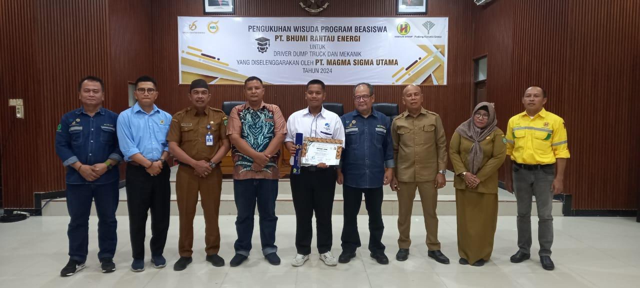 PT. Bhumi Energi tunjukkan komitmen dalam pemberdayaan masyarakat local melalui program beasiswa pelatihan dump truk dan mekanik, Senin (14/10).