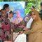 Pj Bupati Tabalong, Hj Hamida Munawarah menyerahkan alat tangkap ikan berupa lukah bambu kepada salah satu perwakilan kelompok. Foto: JM/lenterakalimantan.com