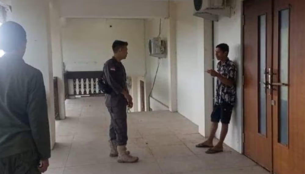 Jajaran Satpol PP Kabupaten Balangan saat menggelar patroli dan bertemu salah satu warga di Gedung Budaya Garuda Maharam, Paringin, Balangan. Foto: Sat Pol PP Balangan