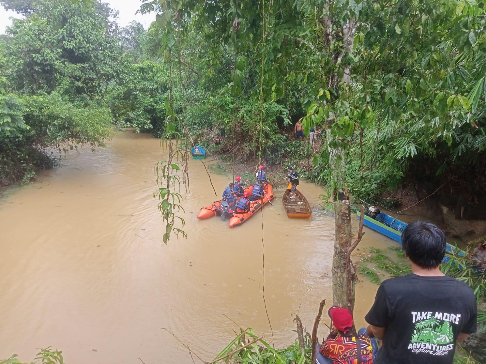 Tim Pos SAR Rescue Kotabaru lakukan pencarian satu orang diduga diterkam buaya di bantaran sungai Batulasung, Desa Cantung Kiri Hilir, Kotabaru. Foto: Tim Rescue SAR Kotabaru.
