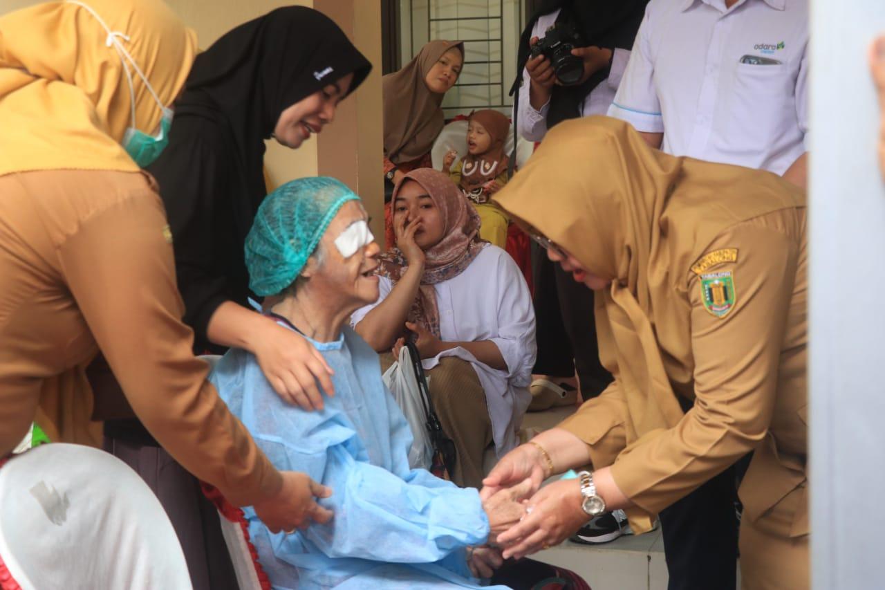 Pj Bupati Tabalong, Hj Hamida Munawarah menghampiri dan menyapa salah satu pasien operasi katarak. Foto: Humas Prokopim