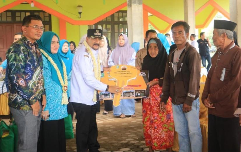 Kegiatan Bela Desa alias Batamuan, Maelangi wan Malayani Warga Desa yang digelar di Desa Asri Mulya Kecamatan Jorong menjadi momen bagi masyarakat untuk menerima berbagai pelayanan secara langsung pada Rabu (23/10/2024). Foto: Diskominfo Tala