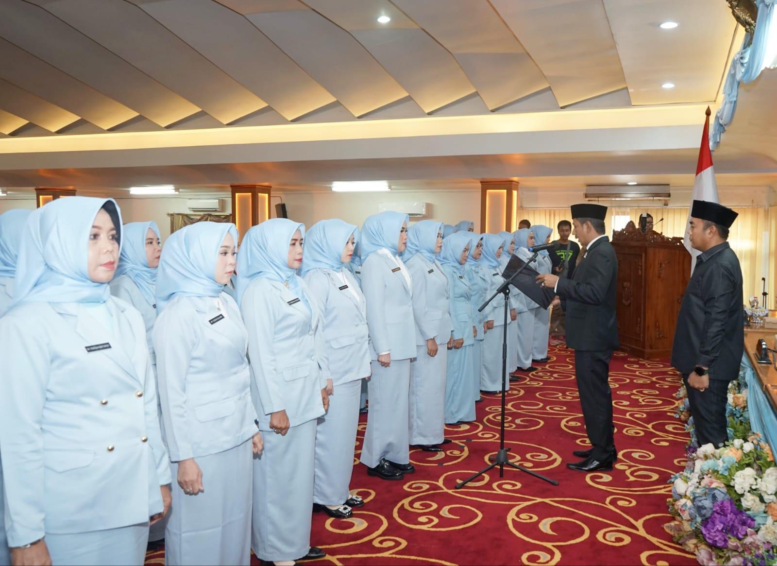 Ketua DPRD Kabupaten Tapin, Achmad Riduan Syah, secara resmi mengukuhkan 25 pengurus Gabungan Istri Wakil Rakyat (Gatriwara) Kabupaten Tapin untuk periode 2024-2029 yang berlangsung di aula pertemuan DPRD Tapin, Rabu (24/10/2024)