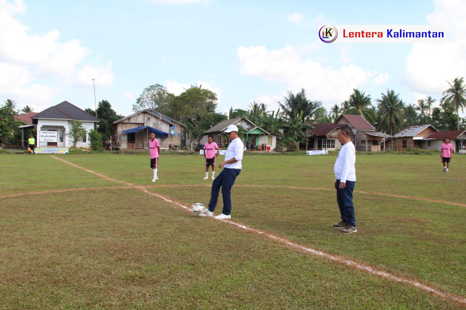 Cabup Haji Rahmat membuka turnamen sepak bola se-Kecamatan Pelaihari. Foto: dok. Asep/lenterakalimantan.com