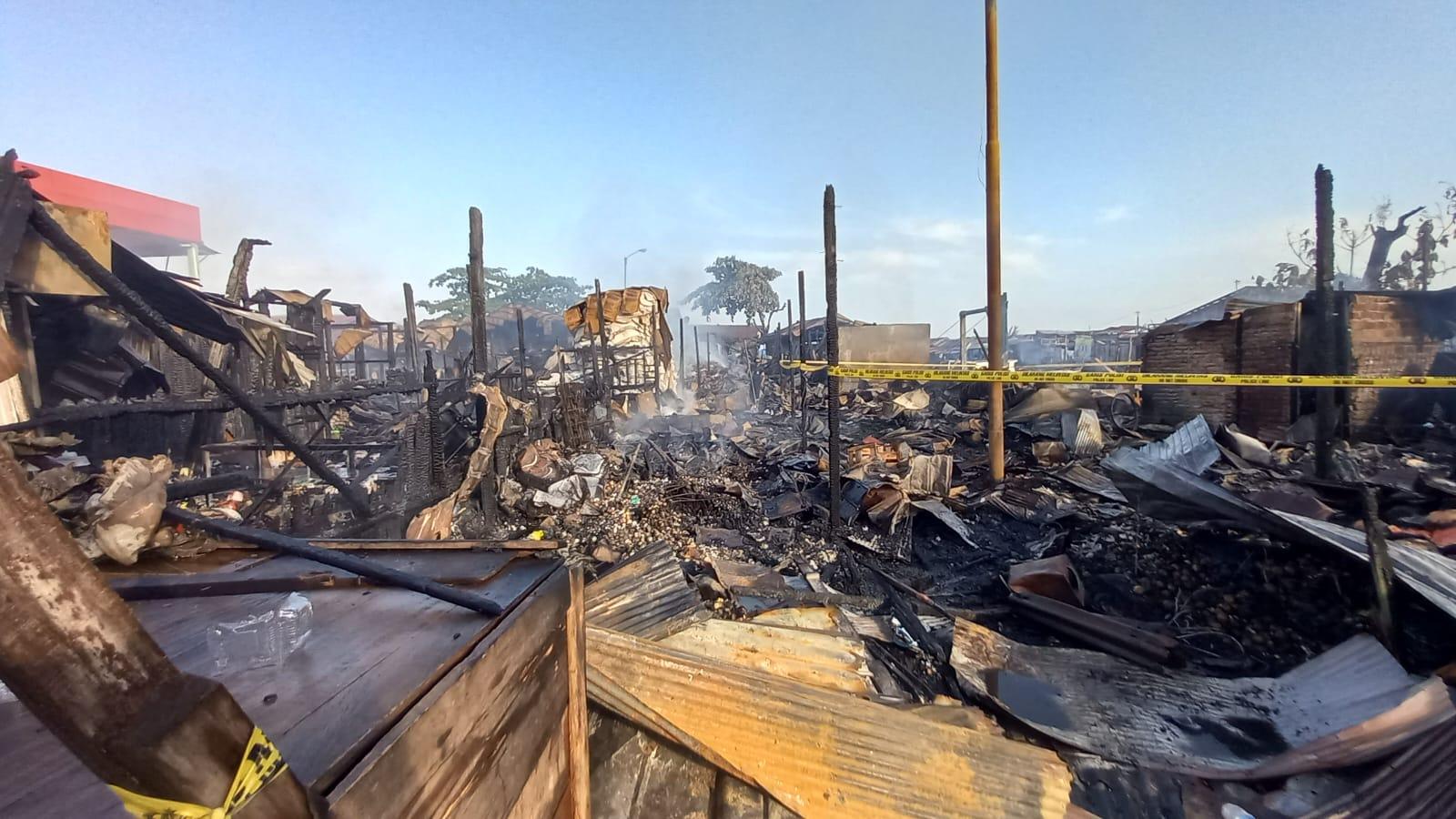 Lokasi kebakaran kios di pasar kemakmuran blok 53 Kotabaru menghabiskan puluhan kios . Foto: Putri/lenterakalimantan.com