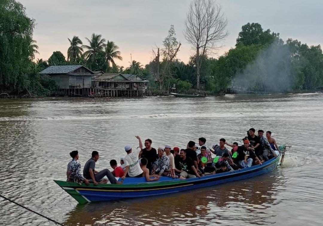 Kelotok yang ditumpangi puluhan santri Al-Falah Putra Banjarbaru, sebelum dikabarkan tenggelam di Perairan Kecamatan Aluh-Aluh, Kabupaten Banjar. Foto: Istimewa