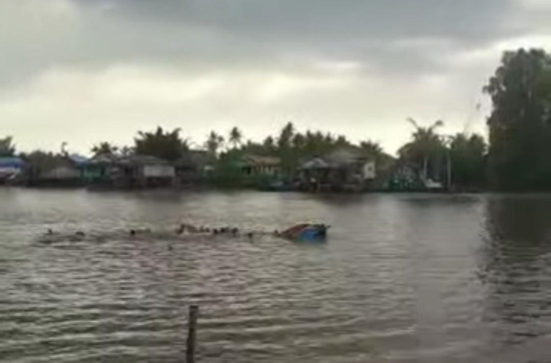 Kelotok yang ditumpangi puluhan santri Al-Falah Putra Banjarbaru, tenggelam di Perairan Kecamatan Aluh-Aluh, Kabupaten Banjar. Foto: Istimewa