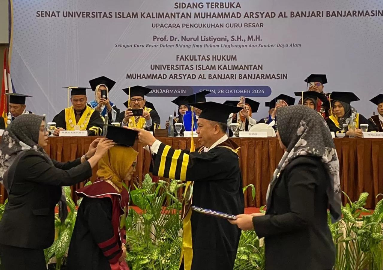 Rektor Uniska MAB, Prof. Ir. Abd. Malik, S.Pt., M.Si., Ph.D., IPU., ASEAN Eng. kukuhkan Prof. Dr. Nurul Listiyani, SH., MH. sebagai Guru Besar di bidang Ilmu Hukum. Foto: Humas Uniska Banjarmasin