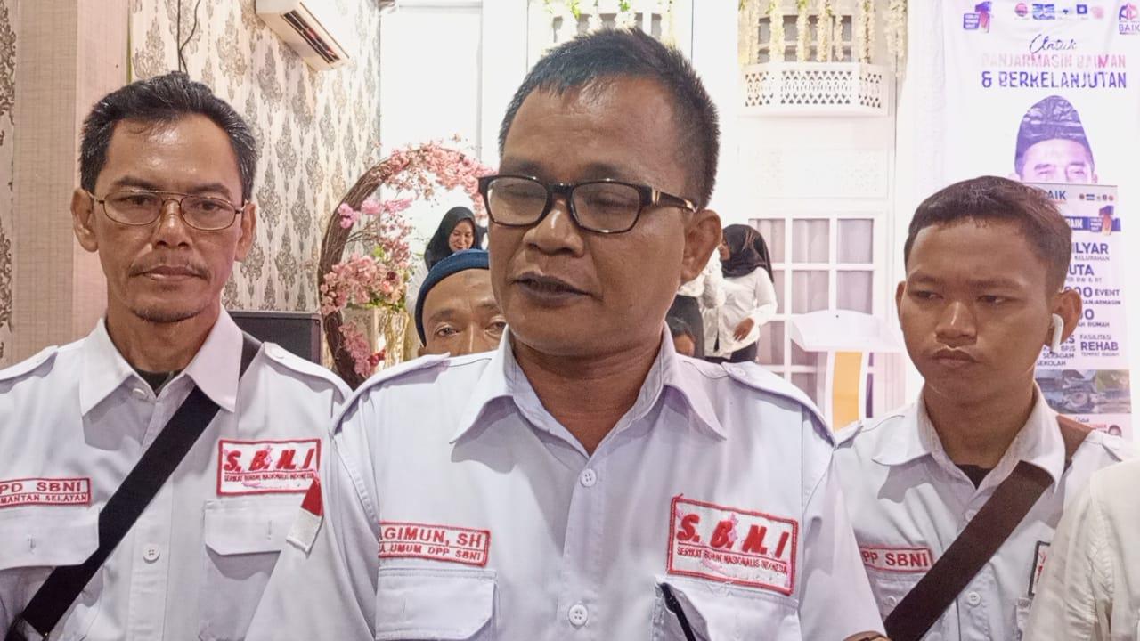 Ketua SBNI DPP Kalsel, Wagimun saat diwawancara oleh unsur media, Selasa (29/10/24). Foto: Arsyad/lenterakalimantan.com