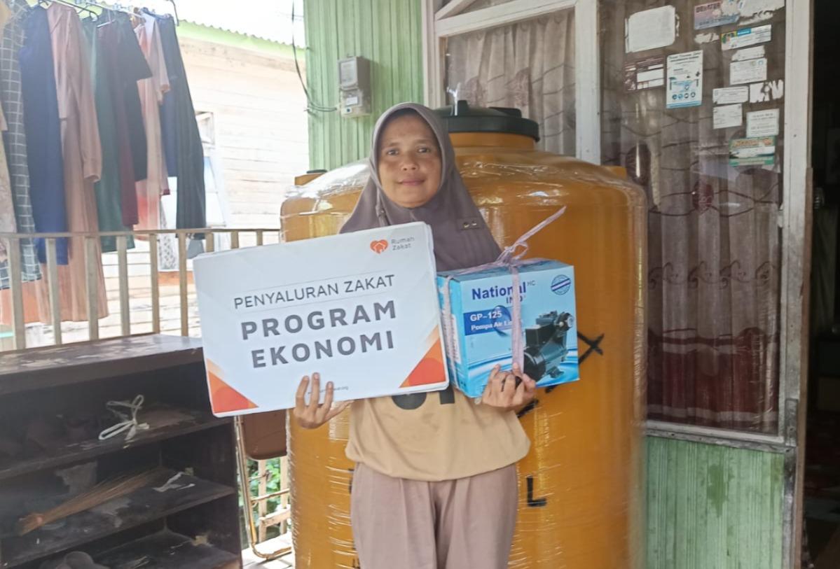 Darmiati seorang IRT tiga orang anak kembali dapatkan bantuan dari Rumah Zakat Kalsel. Foto: Tim Rumah Zakat Kalsel