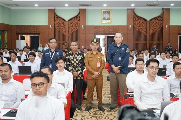Sekretaris Daerah Kabupaten Tapin, Dr. H. Sufiansyah, bersama Kepala BKPSDM, Gusti Ridha Jaya, memantau langsung pelaksanaan Seleksi Kompetensi Dasar (SKD) CPNS di lingkungan Pemkab Tapin