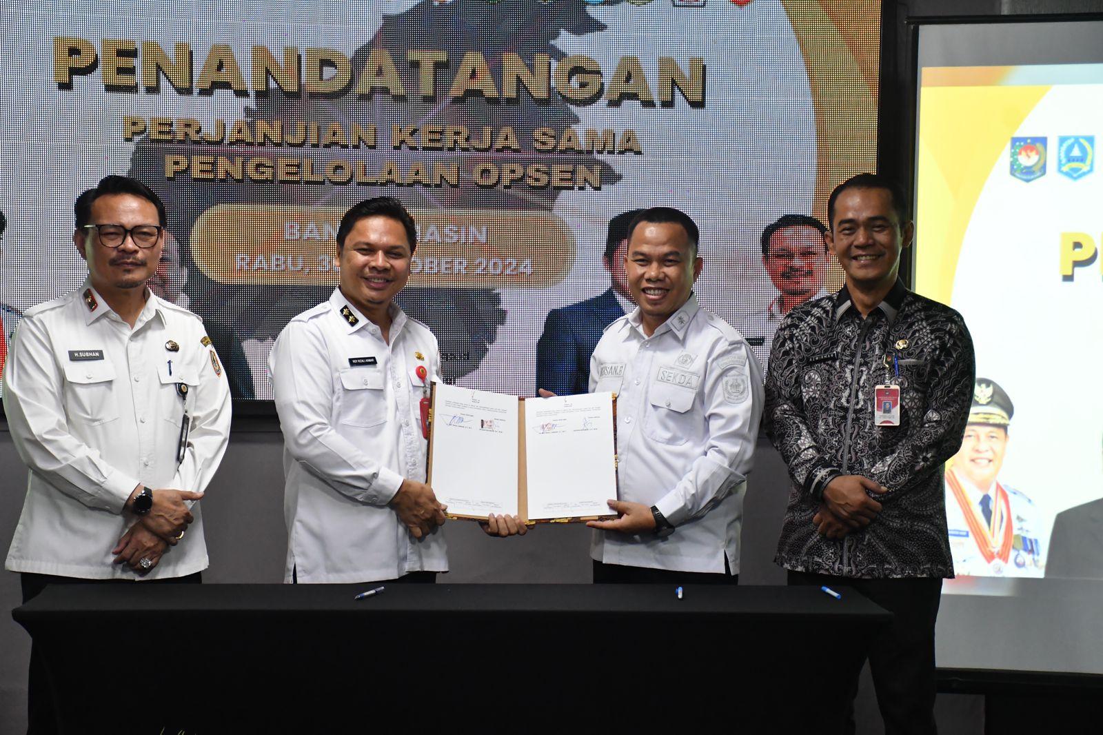 Pemerintah Kota (Pemko) Banjarmasin bersama 12 kabupaten/kota di Kalimantan Selatan (Kalsel), menandatangani perjanjian kerja sama dengan pemprov terkait opsen, Pajak Kendaraan Bermotor (PKB), dan Biaya Balik Nama Kendaraan Bermotor (BBNKB), yang berlangsung di Ballroom Galaxy Hotel Banjarmasin. Rabu (30/10/2024). Foto: Pemko Banjarmasin