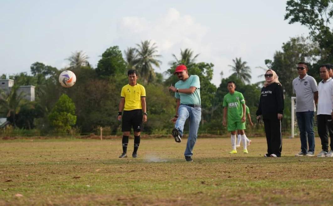Pembukaan turnamen sepakbola dalam rangka memperingati hari jadi Kabupaten Tanah Laut. Foto: Diskominfo Tala