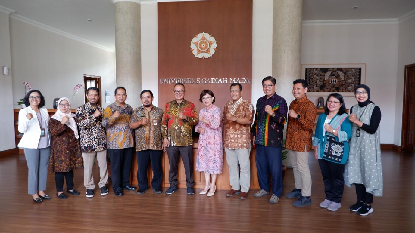 Foto bersama usai penandatanganan nota kesepahaman antara UGM dan PT. LSAJ.