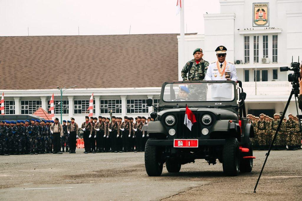 Gubernur Kalimantan Selatan H Sahbirin Noor menghadiri Upacara Parade dan Defile, Syukuran serta Panggung Prajurit dalam rangka memperingati HUT ke-79 TNI Tahun 2024 di lapangan Murdjani Banjarbaru, Sabtu (4/10/2024) pagi. Foto: Adpim Kalsel