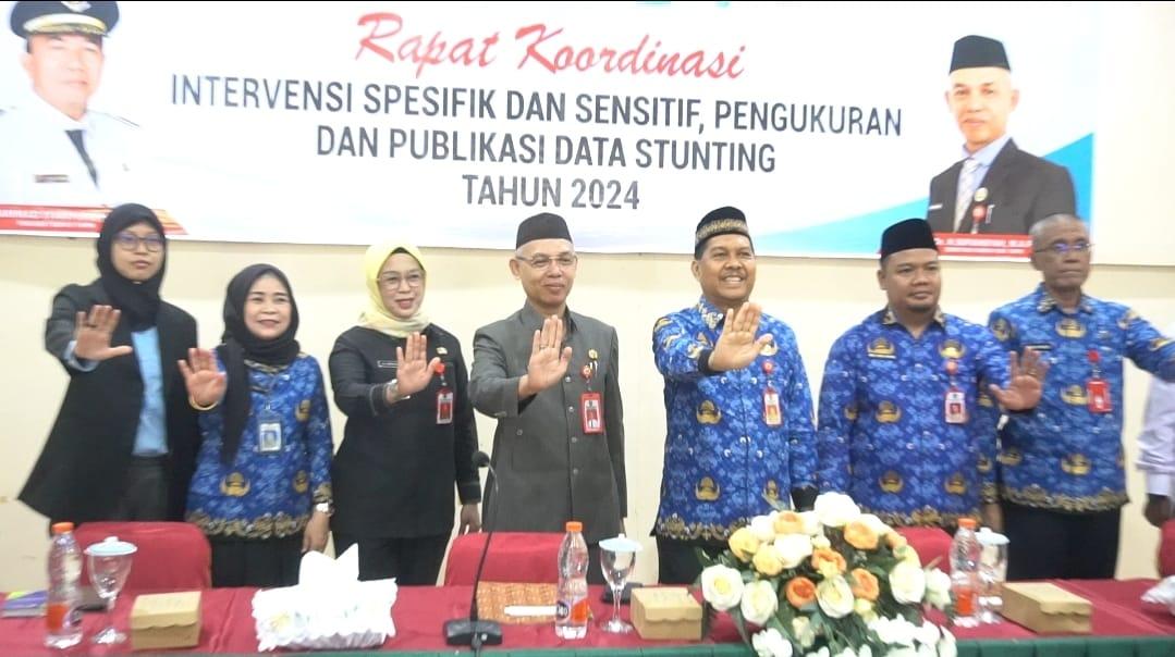 Sekretaris Daerah Kabupaten Tapin, Dr. H. Sufiansyah, MAP, secara resmi membuka rapat koordinasi terkait intervensi spesifik dan sensitif dalam pengukuran serta publikasi data stunting. Acara ini dihadiri oleh para pemangku kepentingan di lingkungan Pemerintah Kabupaten Tapin, dan dilaksanakan di Hotel Tapin, pada Senin (11/11/2024). Foto: Pemkab Tapin