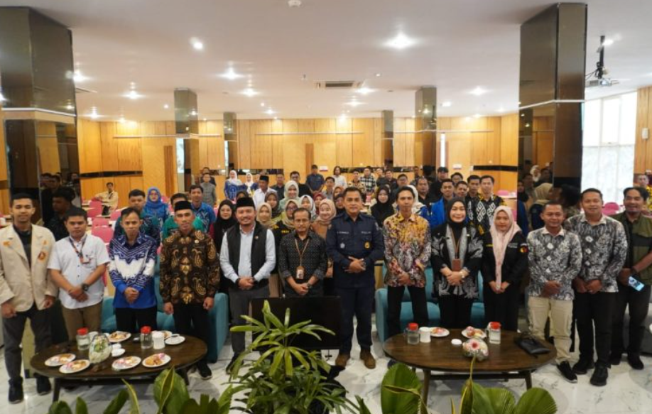 Jelang masa tenang Pilkada serentak tahun 2024 Badan Pengawas Pemilu (Bawaslu) Kabupaten Banjar menggelar rapat koordinasi bertema “Peran Media dalam Mendukung Pengawasan Pemilihan Kepala Daerah dan Wakil Kepala Daerah Tahun 2024′. di Hotel Fave Banjarbaru, Kamis (14/11/2024) siang. Foto: Bawaslu Banjar