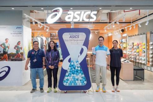 PJ. GM Duta Mall Banjarmasin, Budi dan Lydia Putriyana selaku Senior Retail Promotion Manager ASICS Indonesia bersama Jauhanda selaku Brand Manager Erajaya Active Lifestyle, dan Stela selaku Store Manager dalam Opening Store ASICS di Banjarmasin.