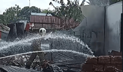 Relawan pemadam kebakaran sedang melakukan tahap pendinginan di lokasi kebakaran, Kamis (7/11/2024). Foto: BPK Landasan Ulin