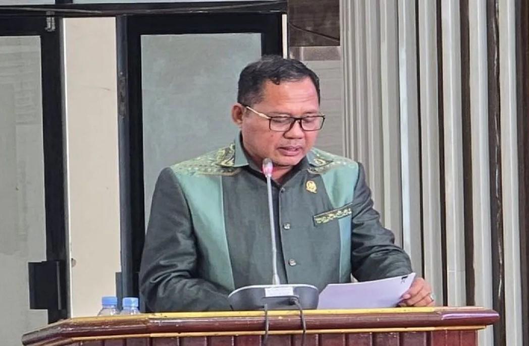 Wakil Ketua DPRD Kotabaru, Muhammad Arif saat membacakan catatan laporan akhir pada pembahasan Raperda RPJMD 2025-2045. Foto: Setwan DPRD Kotabaru