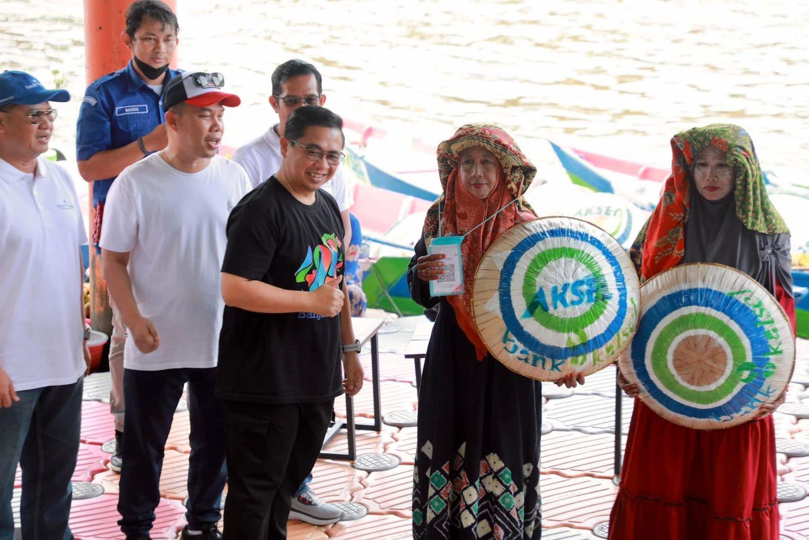 Walikota Banjarmasin, H Ibnu Sina meluncurkan penggunaan QRIS untuk para pedagang di Pasar Terapung agar bisa bertransaksi secara non-tunai atau cashless, yang berlangsung di Dermaga Siring Terapung Banjarmasin, Minggu (3/11/2024). Foto: Pemko Banjarmasin