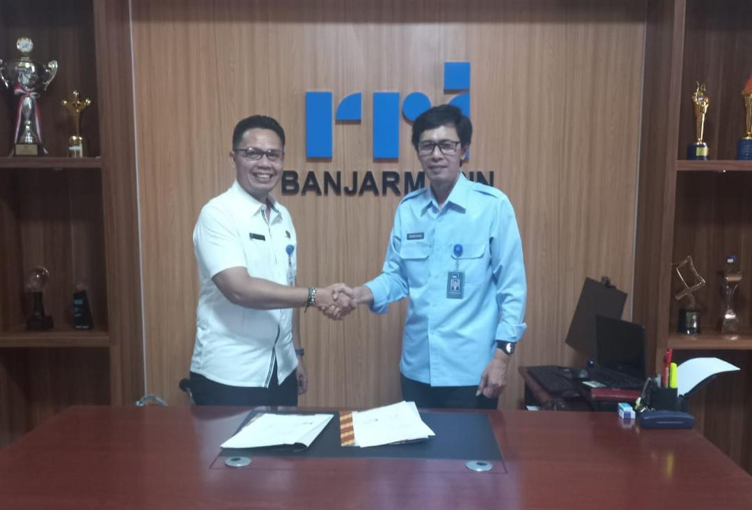 Plt Kepala Diskominfo Kabupaten Tabalong, Tumbur Parulian Manalu bersama Kepala LPP RRI Banjarmasin, Bambang Dwiana. Foto: Diskominfo Tabalong