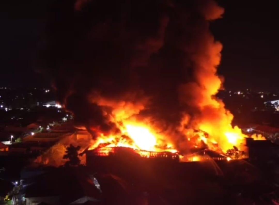 Kondisi dari tampilan drone kebakaran yang menghanguskan gudang Golden10 Houseware yang terletak di Jalan Belitung Darat. Foto: BPBD Kota Banjarmasin