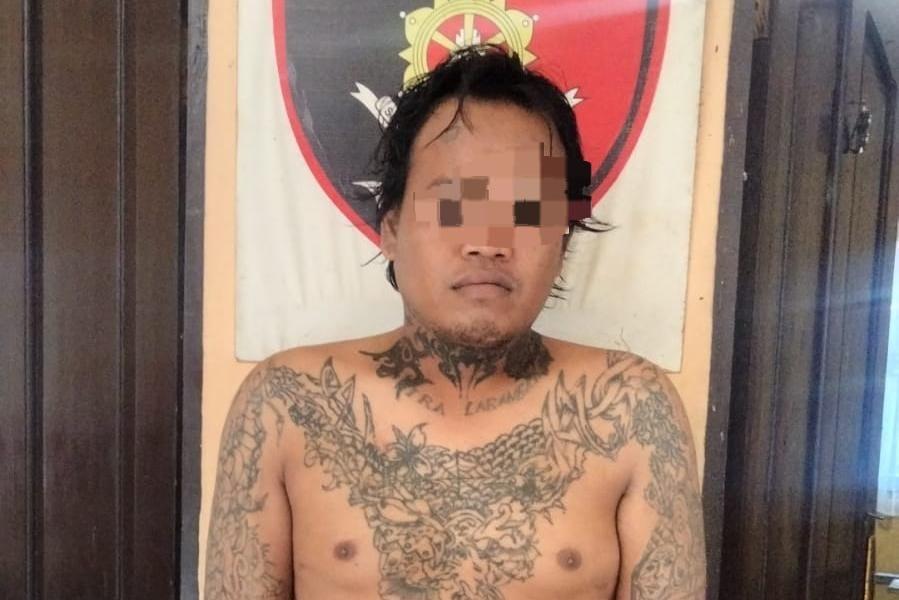 Pelaku penganiayaan di Jalan Pekapuran A, Gang Darussalam RT 9, Kelurahan Sungai Baru, Banjarmasin Tengah diamankan di Polsek Banjarmasin Tengah. Foto: Unit Reskrim Polsek Banjarmasin Tengah
